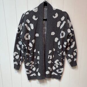 Unbranded Gray and White animal Patterned Cardigan softy stretchy and cozy L